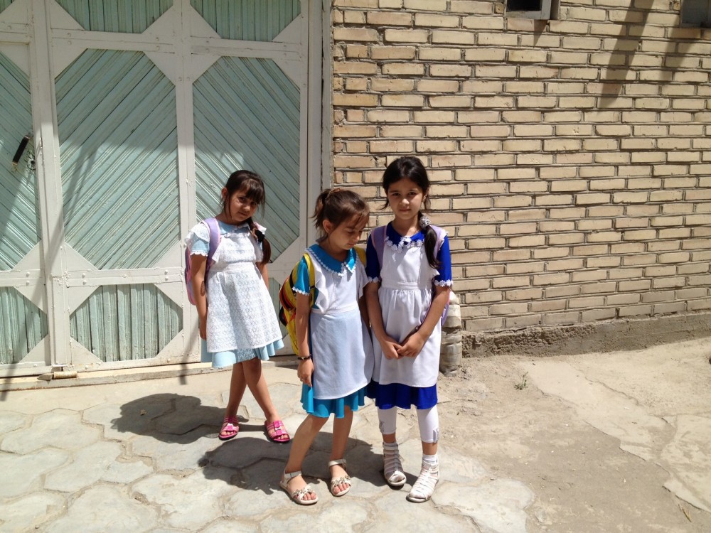 路地裏に居たブハラ少女たち【ウズベキスタン（ブハラ）】