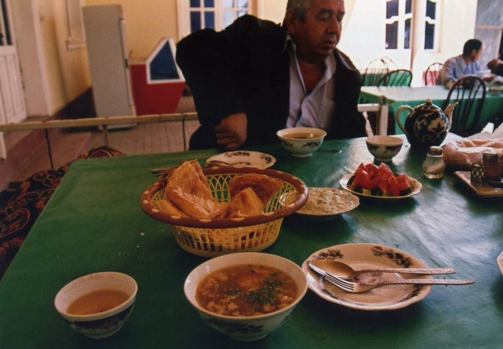 タクシーの運ちゃんと途中の食堂で食事【ウズベキスタン（ギジュドゥヴァン）】