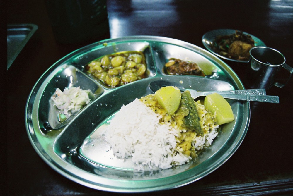 ダウンタウンのインド料理屋でターリーを食べる。コーラと合わせ２４００K（約２４０円）【ミャンマー（ヤンゴン）】