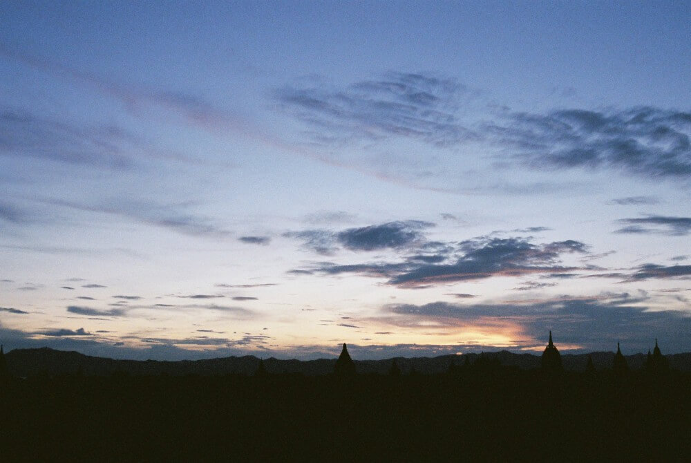 雄大なバガン遺跡の夕景（シュエサンドー・パヤーにて） 【バガン遺跡】【ミャンマー（バガン）】