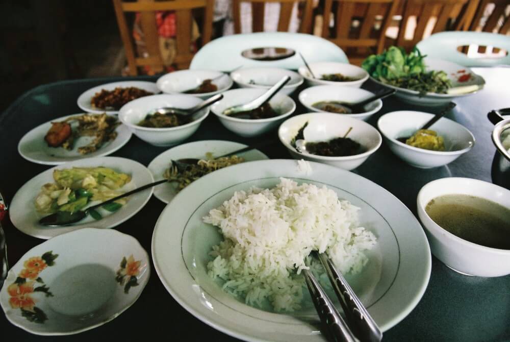 昼飯はミャンマー料理のカレー数種【ミャンマー（バガン）】
