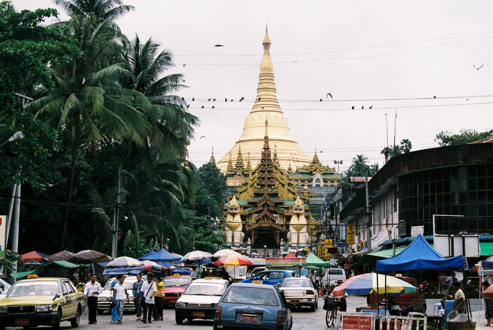 ミャンマー最大の聖地「シュエダゴォン・パヤー」参道 【ヤンゴン】【ミャンマー（ヤンゴン）】
