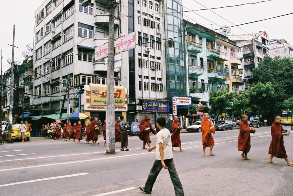 首都を歩く托鉢の僧侶たち 【ヤンゴン】