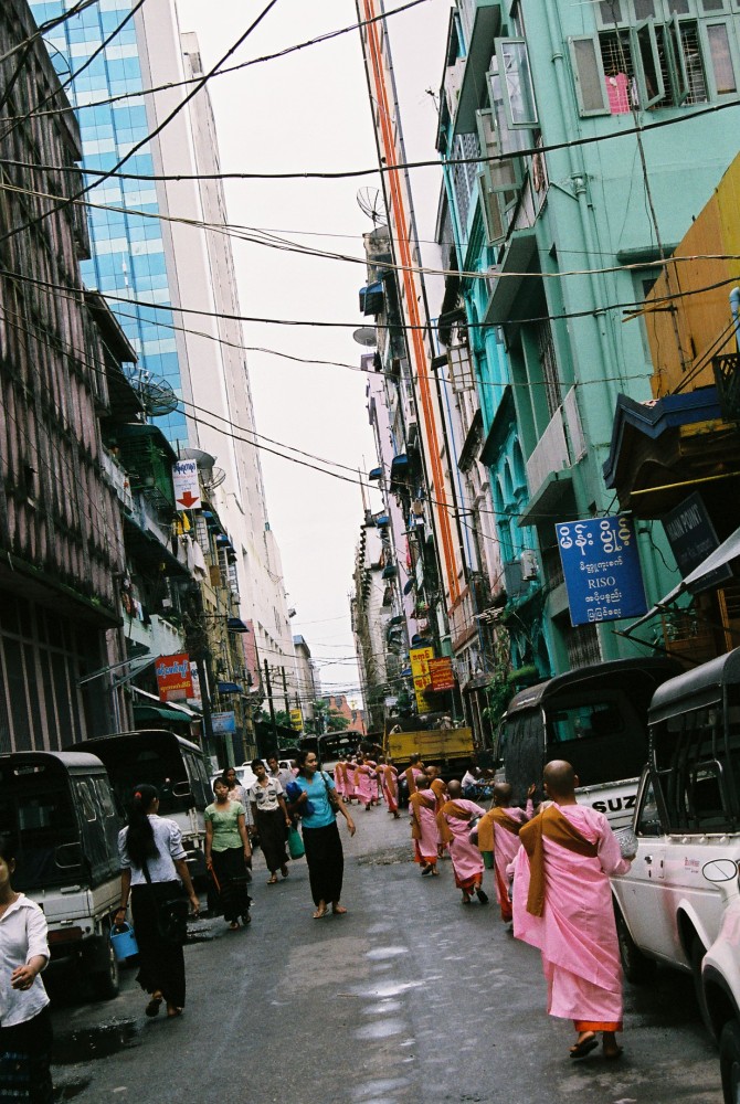 首都を歩く托鉢の僧侶たち 【ヤンゴン】