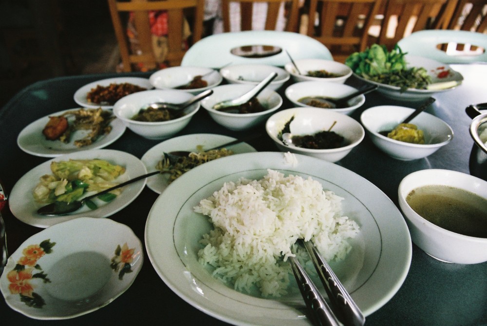 昼飯はミャンマー料理のカレー数種