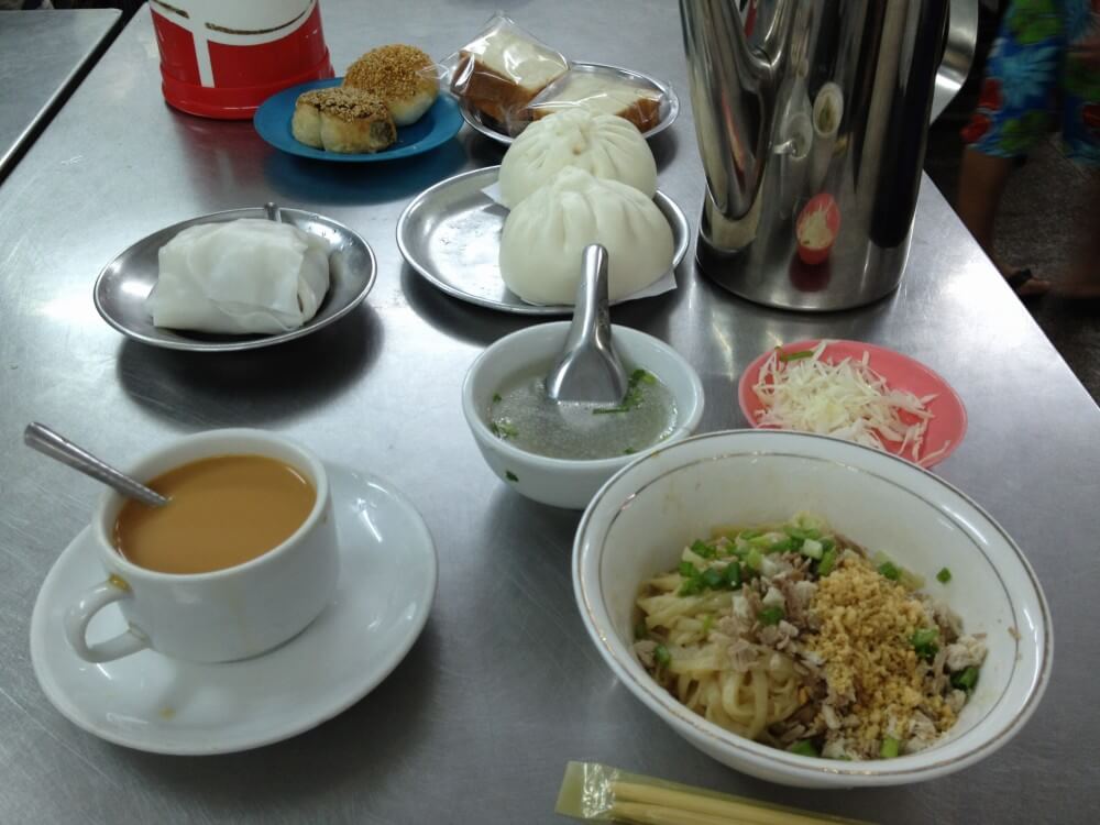 ヤンゴンの朝食、モヒンガーを食べる