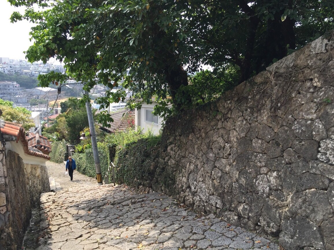 沖縄　石畳の道