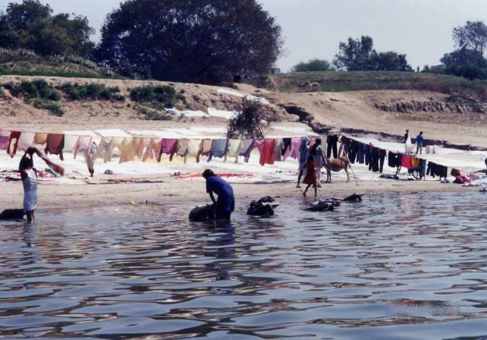 インド　バラナシ　ガンジス川　昼