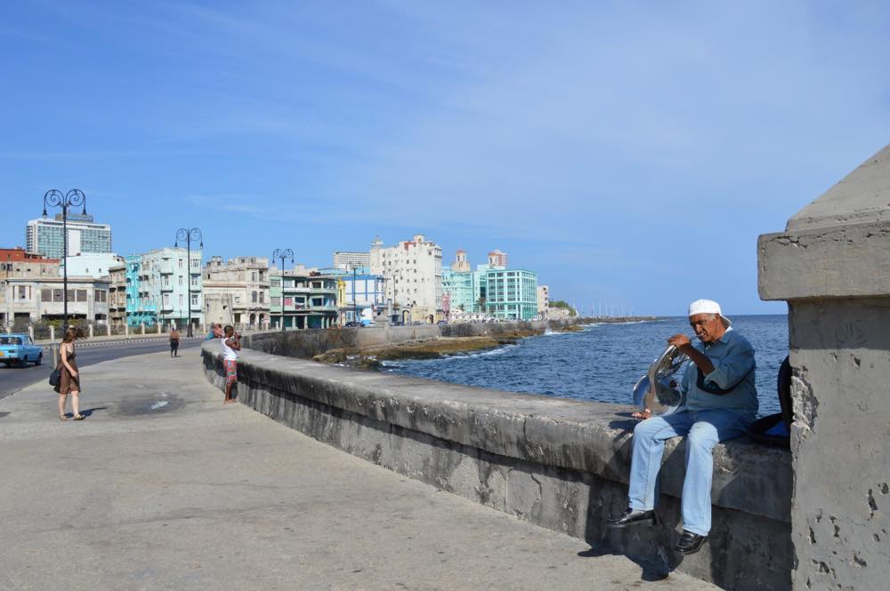 マレコン通りを新市街から旧市街へ向けて歩く （ハバナ）【キューバ Cuba】