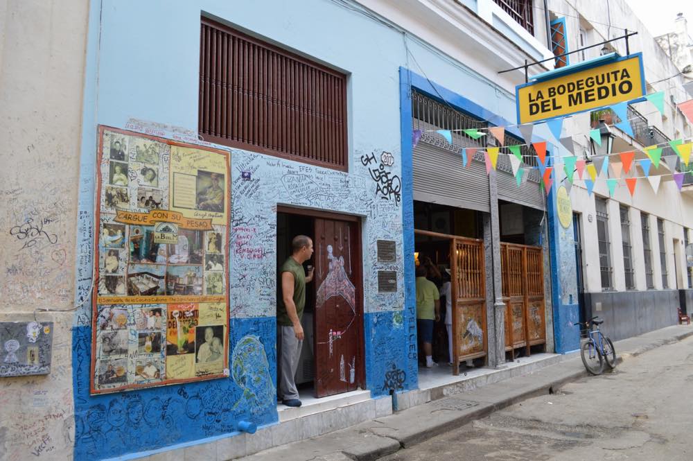 ヘミングウェイ行きつけのバー、モヒートが有名。ラ・ボデギータ・デル・メディオ、ハバナ旧市街 【キューバ Cuba】