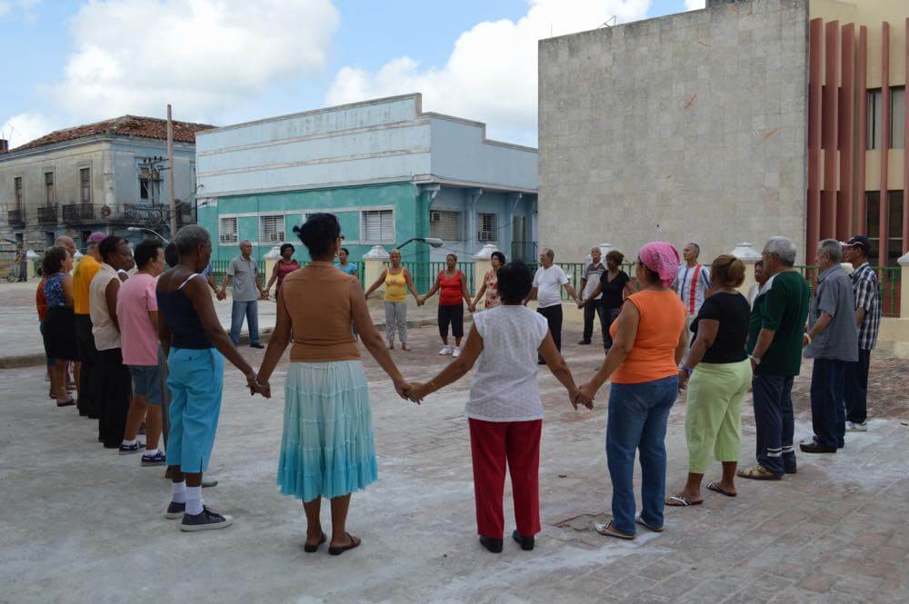 カテドラル前での体操、サンティアゴ・デ・クーバの風景 【キューバ Cuba】