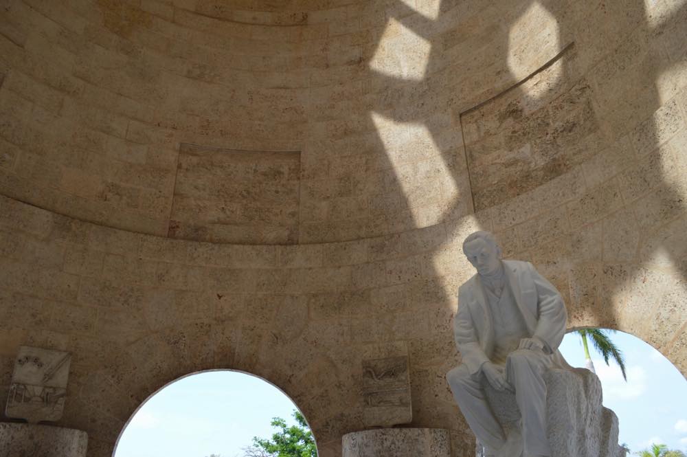 建国の父ホセ・マルティの墓、サンタ・イフィヘニア墓地、サンティアゴ・デ・クーバの風景 【キューバ Cuba】