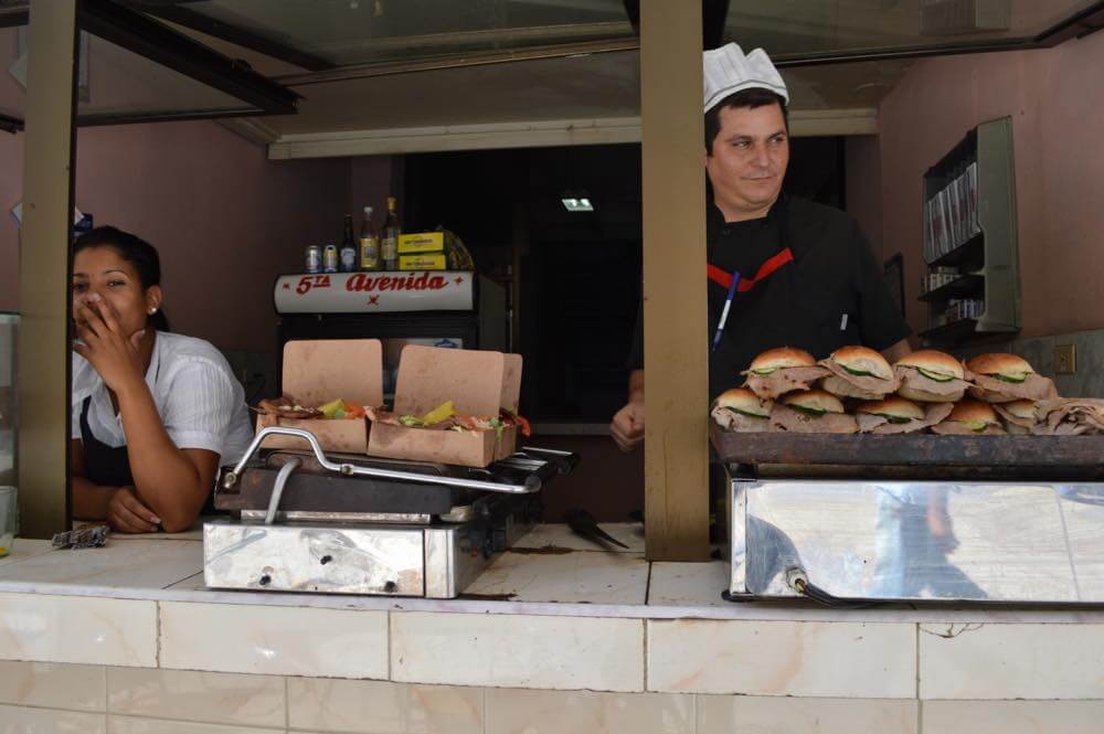 人民向けのスタンド食堂、ハバナ旧市街 【キューバ Cuba】