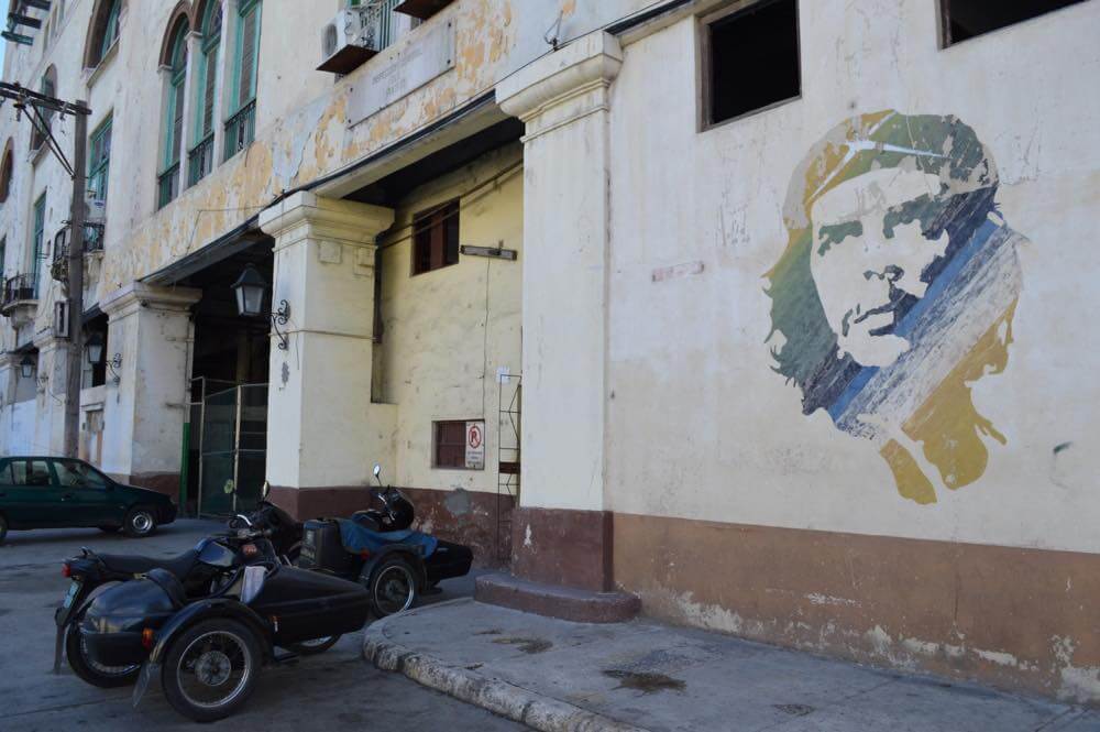 チェ・ゲバラのポートレイト、ハバナ旧市街の風景 【キューバ Cuba】