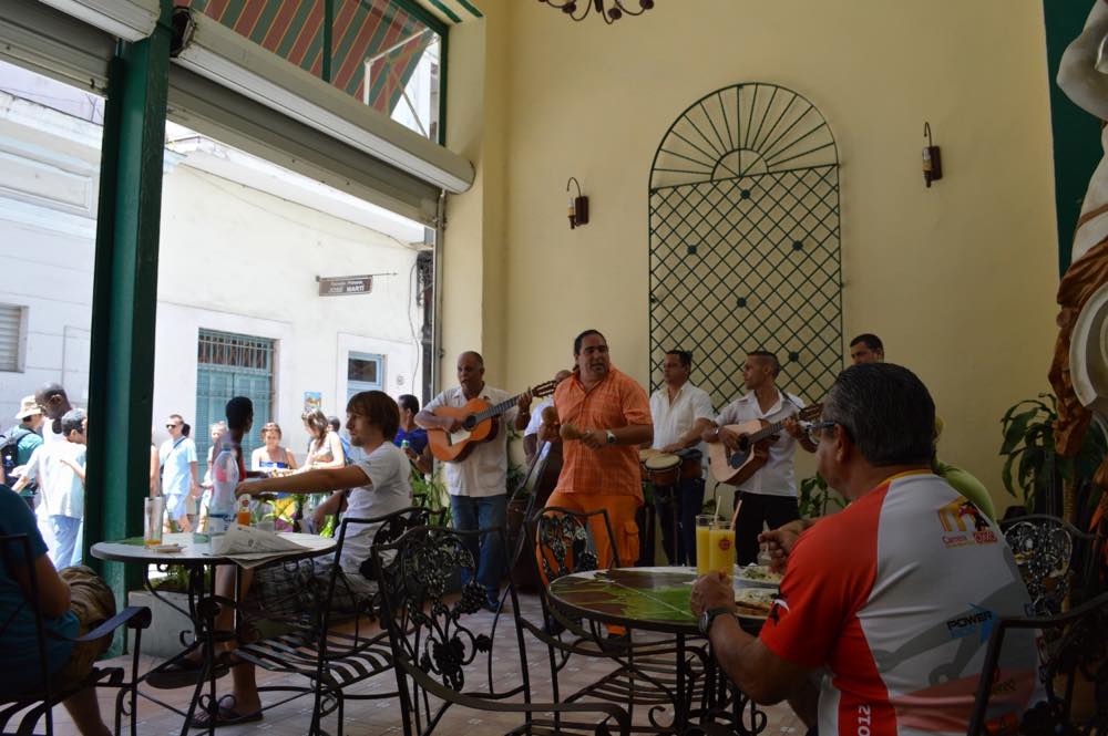 レストランで音楽を聴く、ハバナ旧市街の風景 【キューバ Cuba】