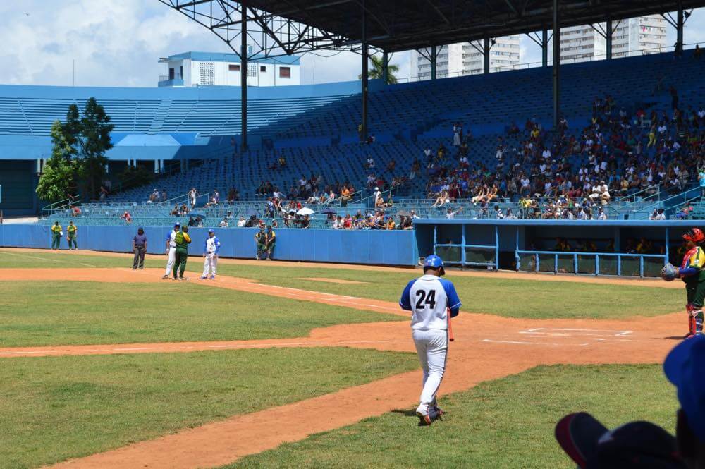キューバ野球を観戦（ラティーノ・アメリカーノ球場） 【キューバ Cuba】