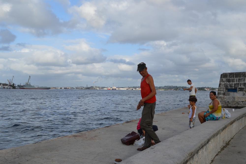 サン・ペドロ通りから海を眺める、ハバナ旧市街の風景 【キューバ Cuba】