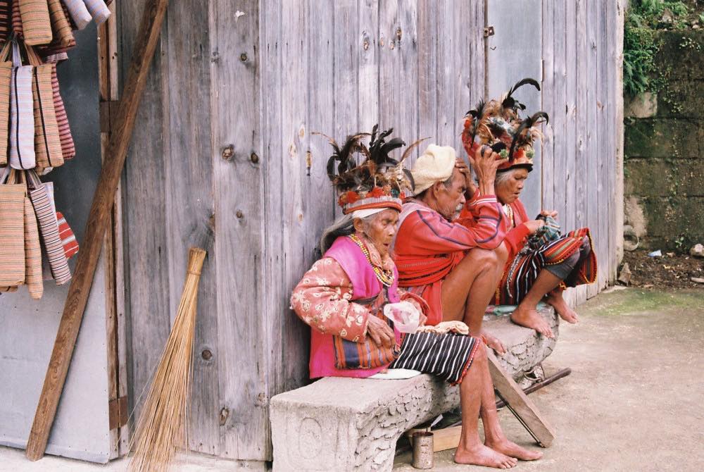 フィリピン、バナウェ。イフガオ族の老人たち、バナウェビューポイント 【世界遺産】