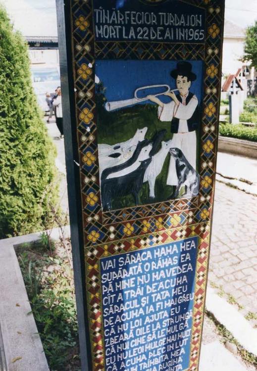 「陽気な墓」サプンツァ【ルーマニア】