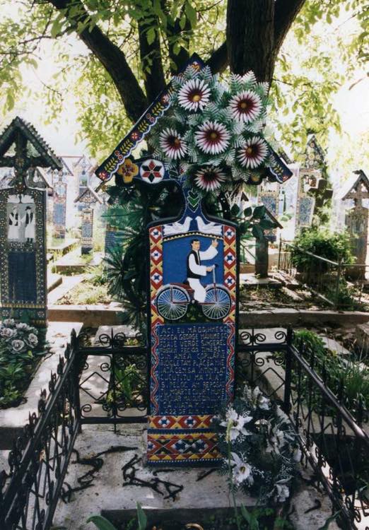 「陽気な墓」サプンツァ【ルーマニア】