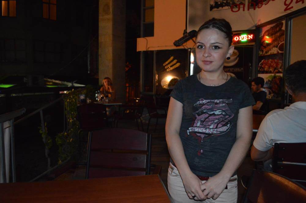 トビリシ、コテ・アブハズィ通りのレストランの女の子【ジョージア（グルジア）Georgia：საქართველო】